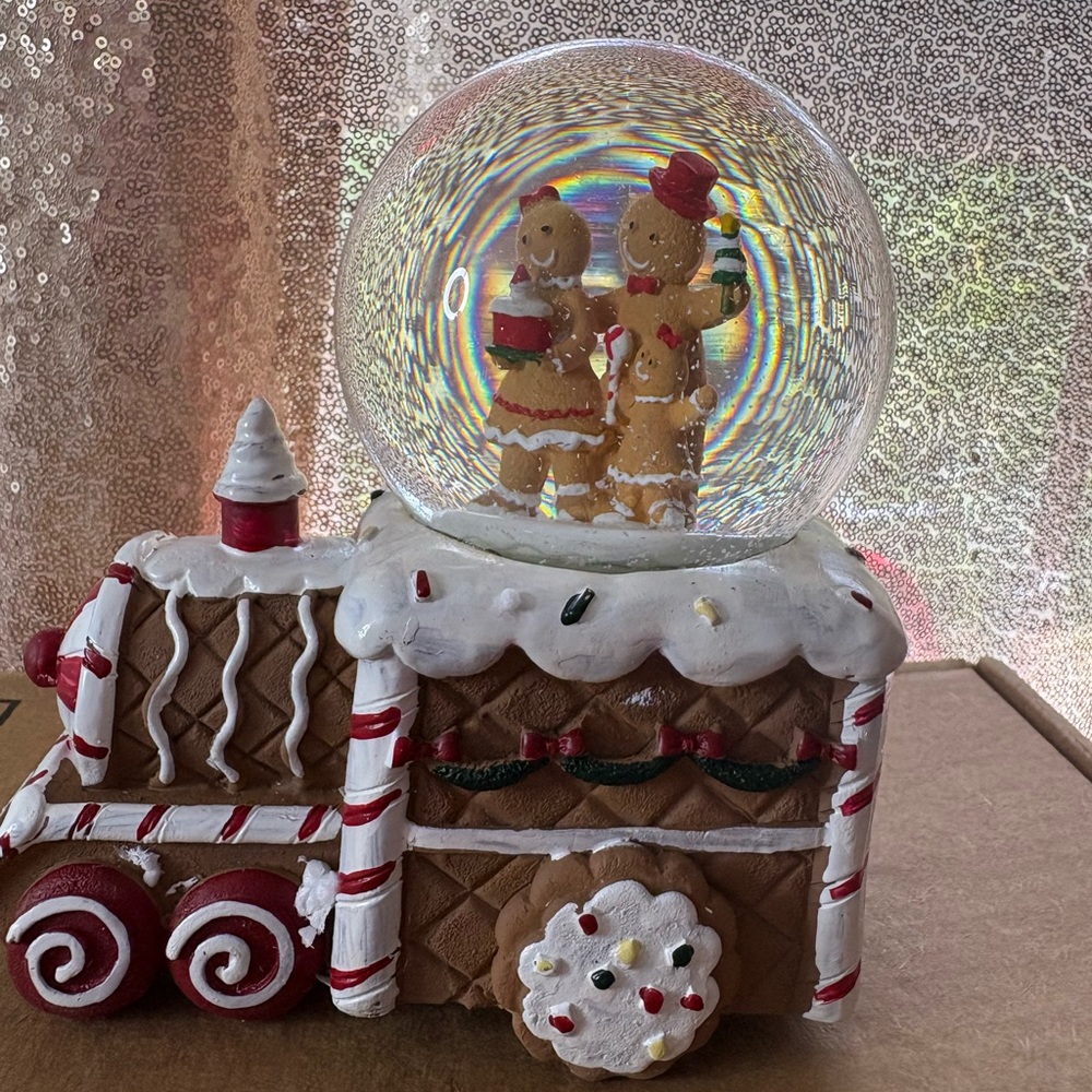 Gingerbread family Train Snow Globe - Picture 10 of 12